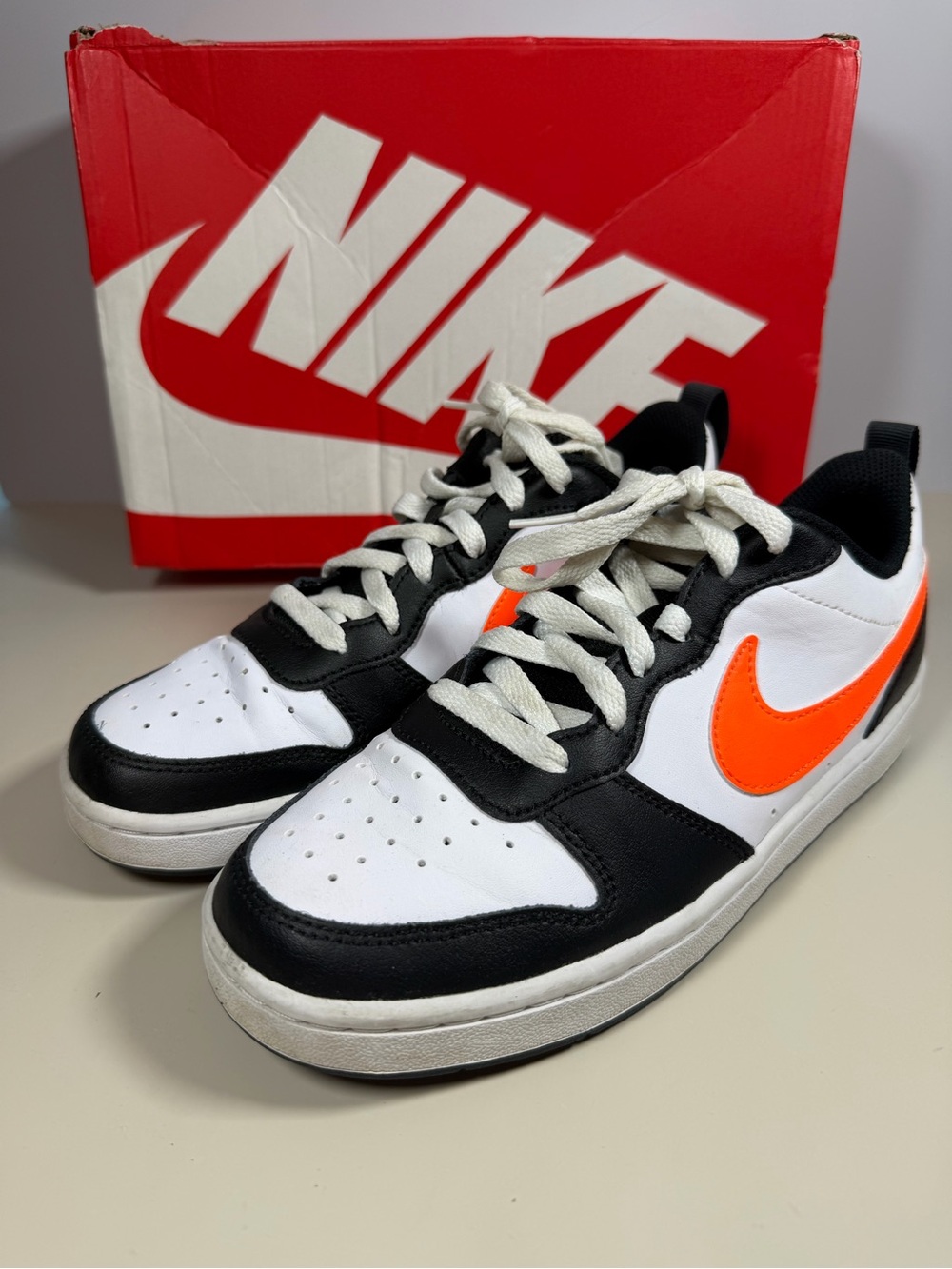 Nike Kids Low-Top Sneakers in White, Black & Orange